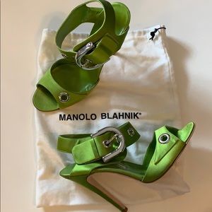Like new! Cute vintage look Manolos!